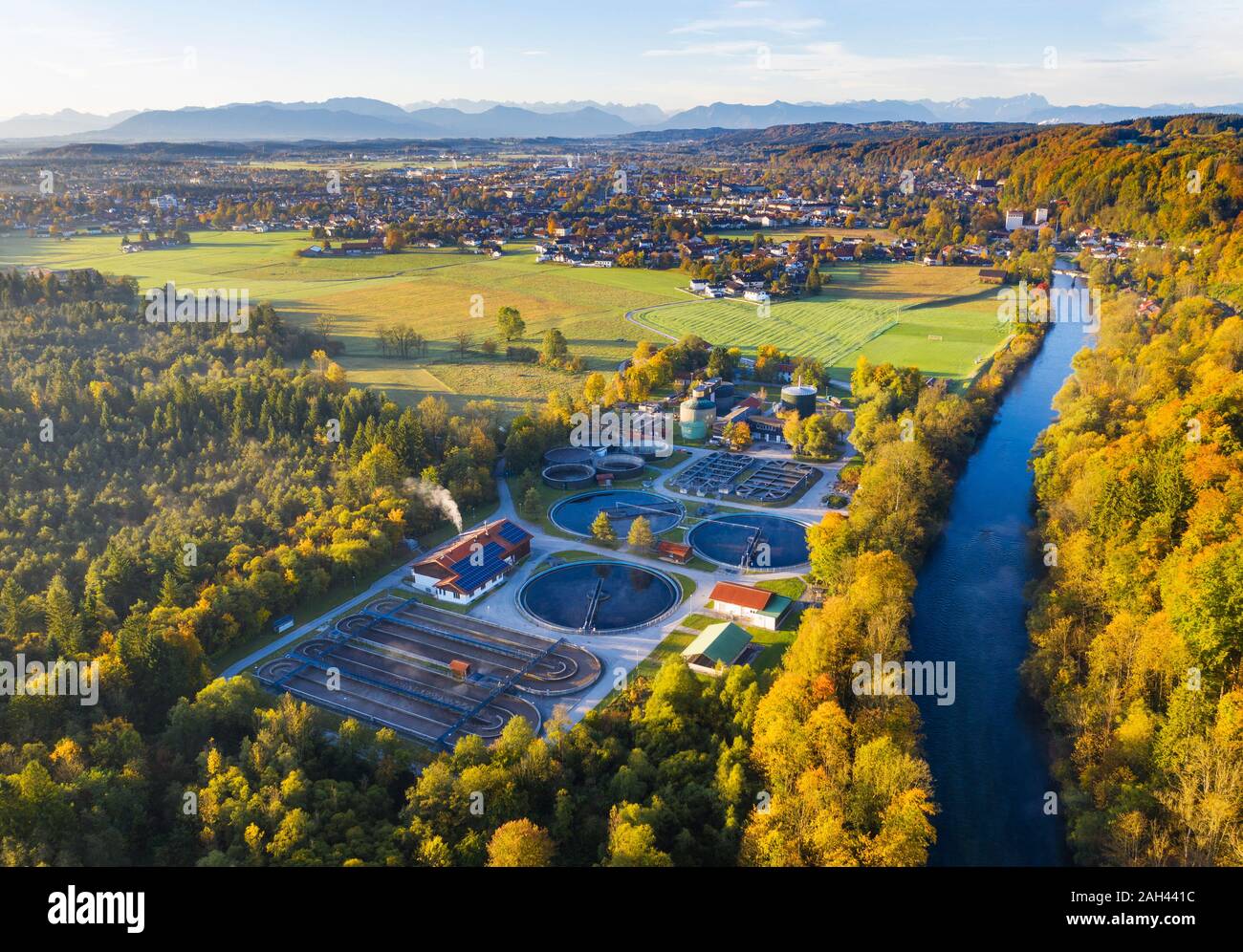 In Germania, in Baviera, Baviera, veduta aerea della pianta di trattamento di liquame sul fiume Loisach Foto Stock