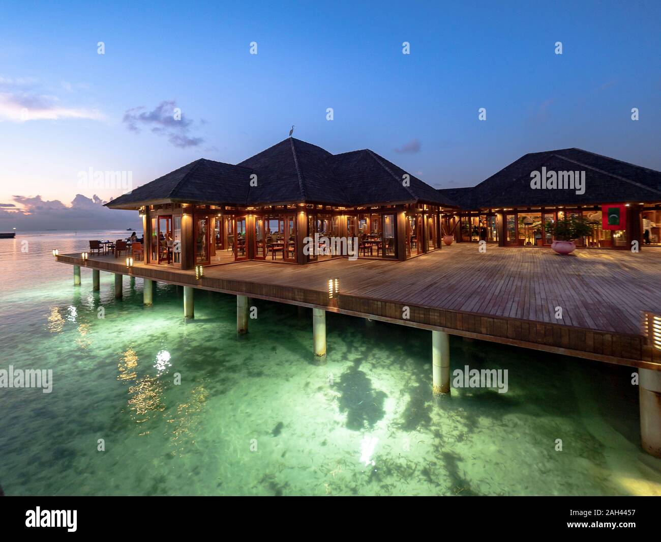 Maldive, costiere ristorante su South Male Atoll al crepuscolo Foto Stock