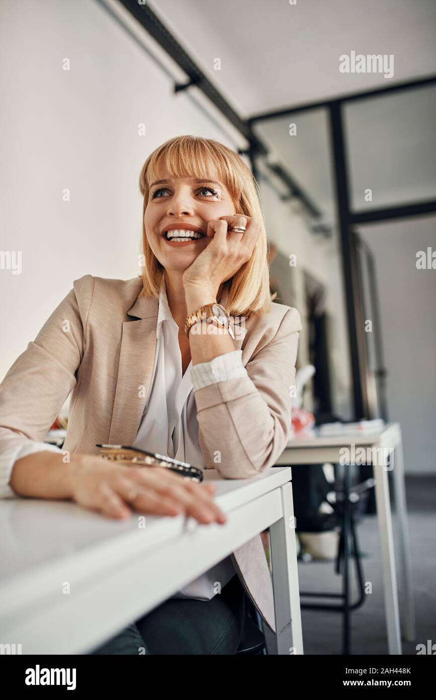 Ritratto di imprenditrice sorridente in un workshop Foto Stock