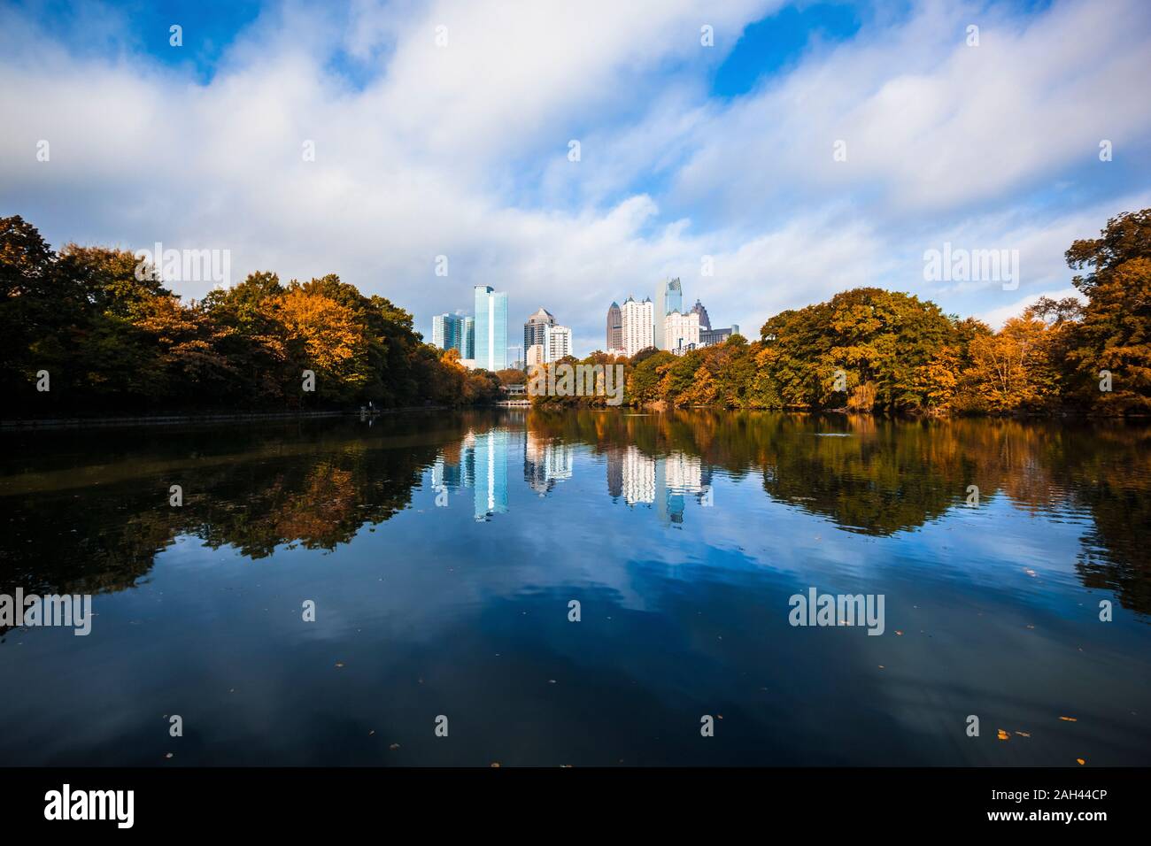 Stati Uniti d'America, Georgia, Atlanta, lucido lago in autunno Piedmont Park Foto Stock