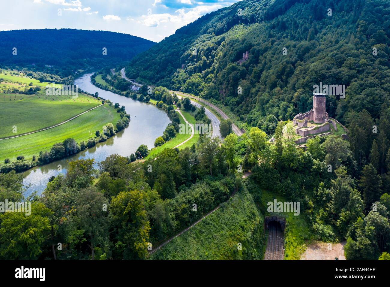 Germania, Baden-Württemberg, Neckarsteinach, veduta aerea del castello Hinterburg e fiume Neckar Foto Stock