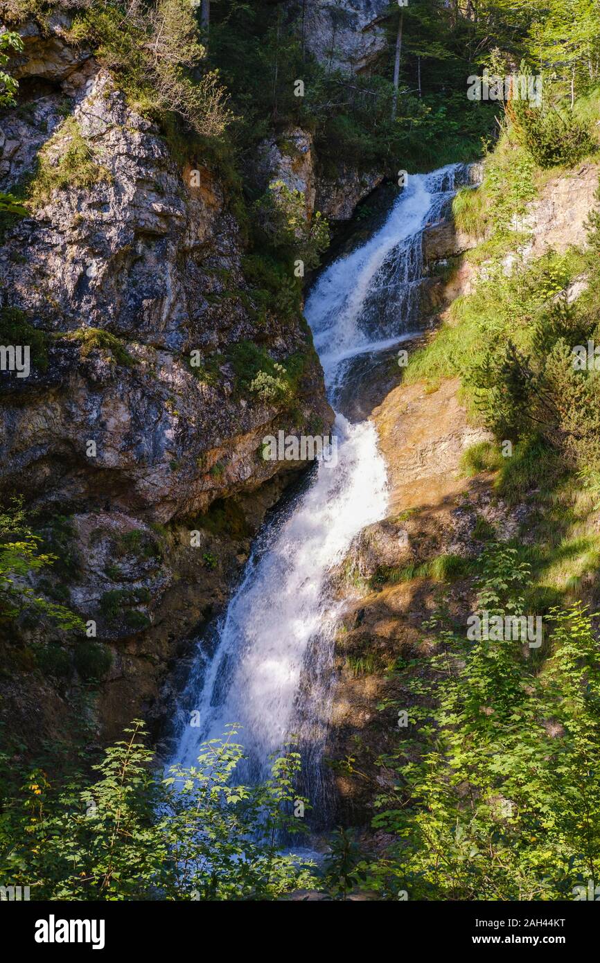 In Germania, in Baviera, Mittenwald, Lainbach-Wasserfall nelle montagne del Wetterstein Foto Stock