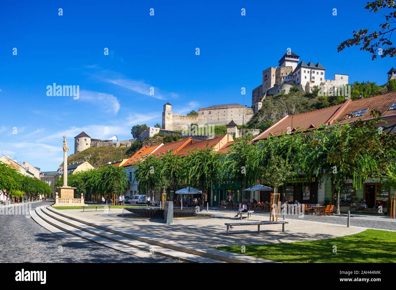 La Slovacchia, Trencin, Piazza della pace con il Castello di Trencin incombente in background Foto Stock