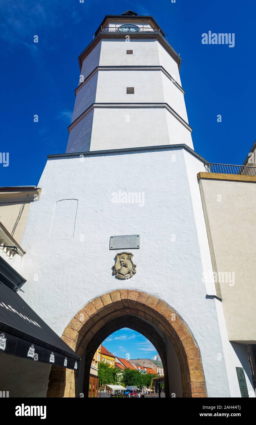 La Slovacchia, Trencin, basso angolo vista della bianca torre dell'orologio Foto Stock