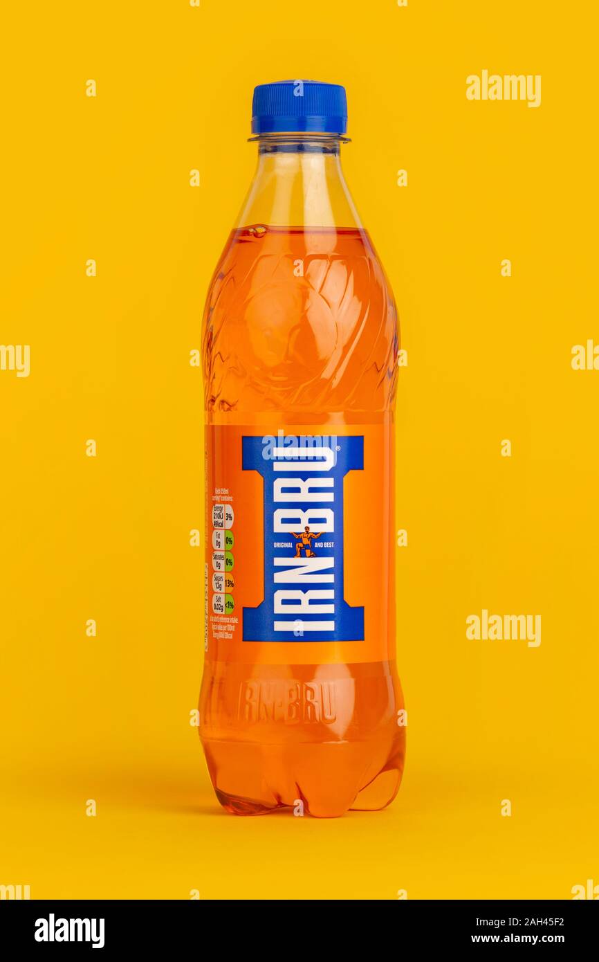 Una bottiglia di Barr Irn Bru shot su sfondo giallo. Foto Stock