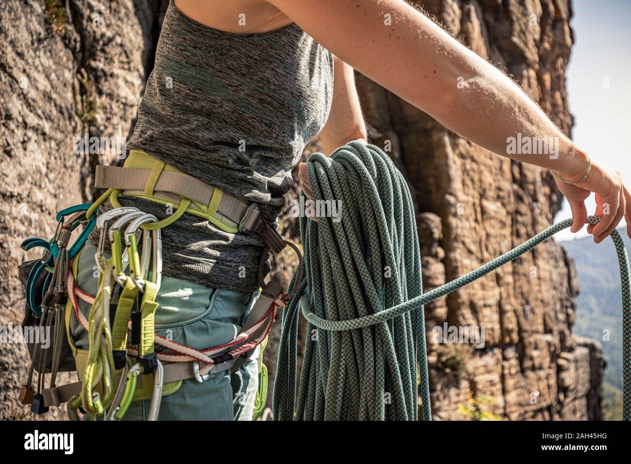 Scalatore femmina con fune di arrampicata Foto Stock