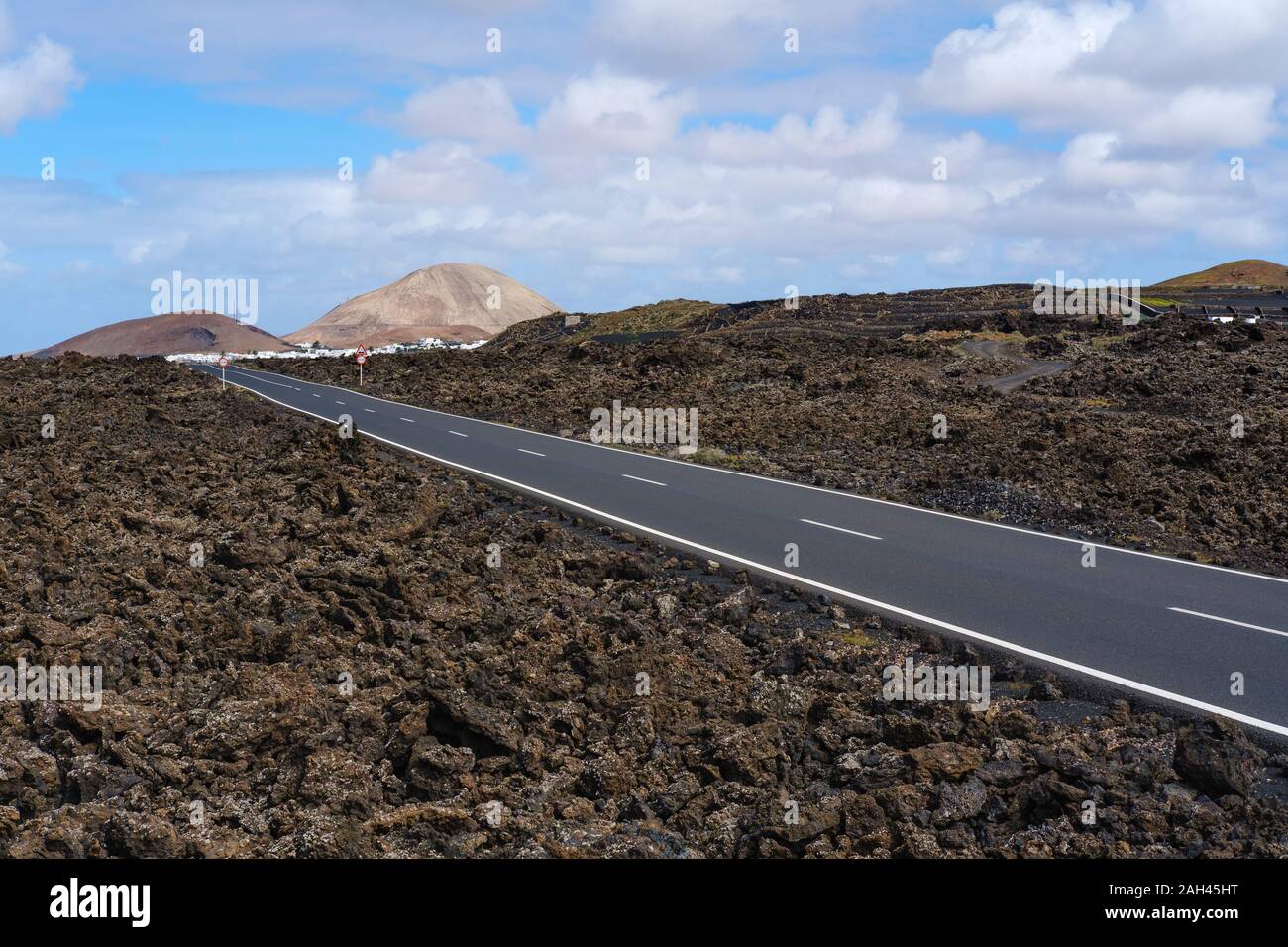 Spagna Isole Canarie Lanzarote, Mancha Blanca, Paese strada che attraversa il campo di lava Foto Stock