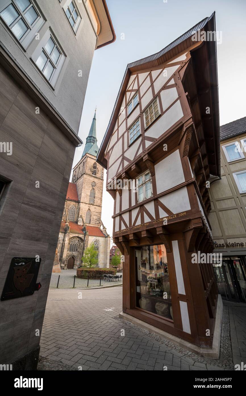 Germania, Bassa Sassonia, Hildesheim, casa in legno e muratura di fronte a San Andreas chiesa Foto Stock