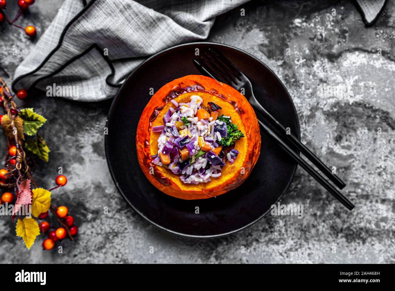 Hokkaido squash ripieni di riso, cavolo rosso, paprica, broccoli, le cipolle e le carote Foto Stock