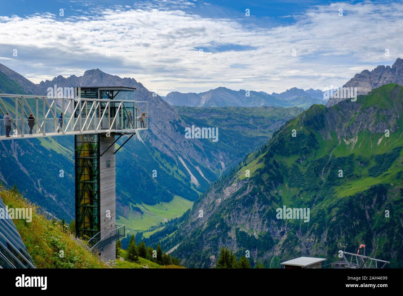 Austria Vorarlberg, Mittelberg, Skywalk affacciato sulla panoramica valle di Allgau Alpi Foto Stock