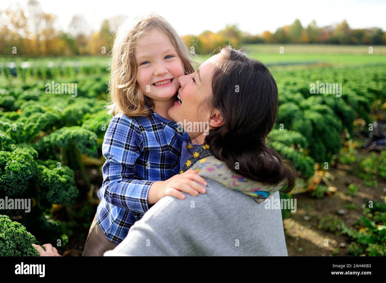 Madre e figlia in un campo di kali Foto Stock