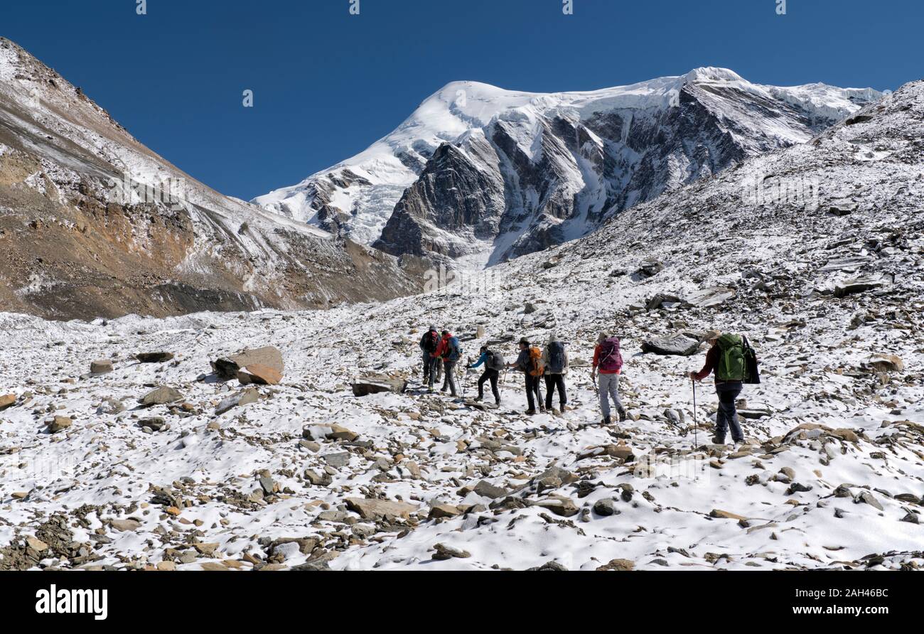 Gruppo di Trekking al ghiacciaio Chonbarden, Circuito Dhaulagiri Trek, Himalaya, Nepal Foto Stock