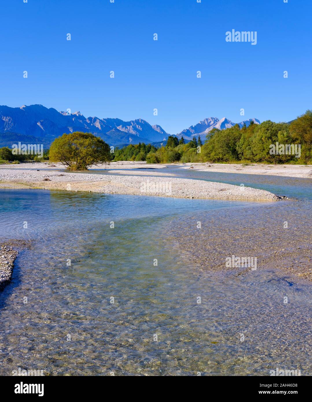 In Germania, in Baviera, Wallgau, vista panoramica del fiume Isar con montagne del Wetterstein che incombe in background Foto Stock