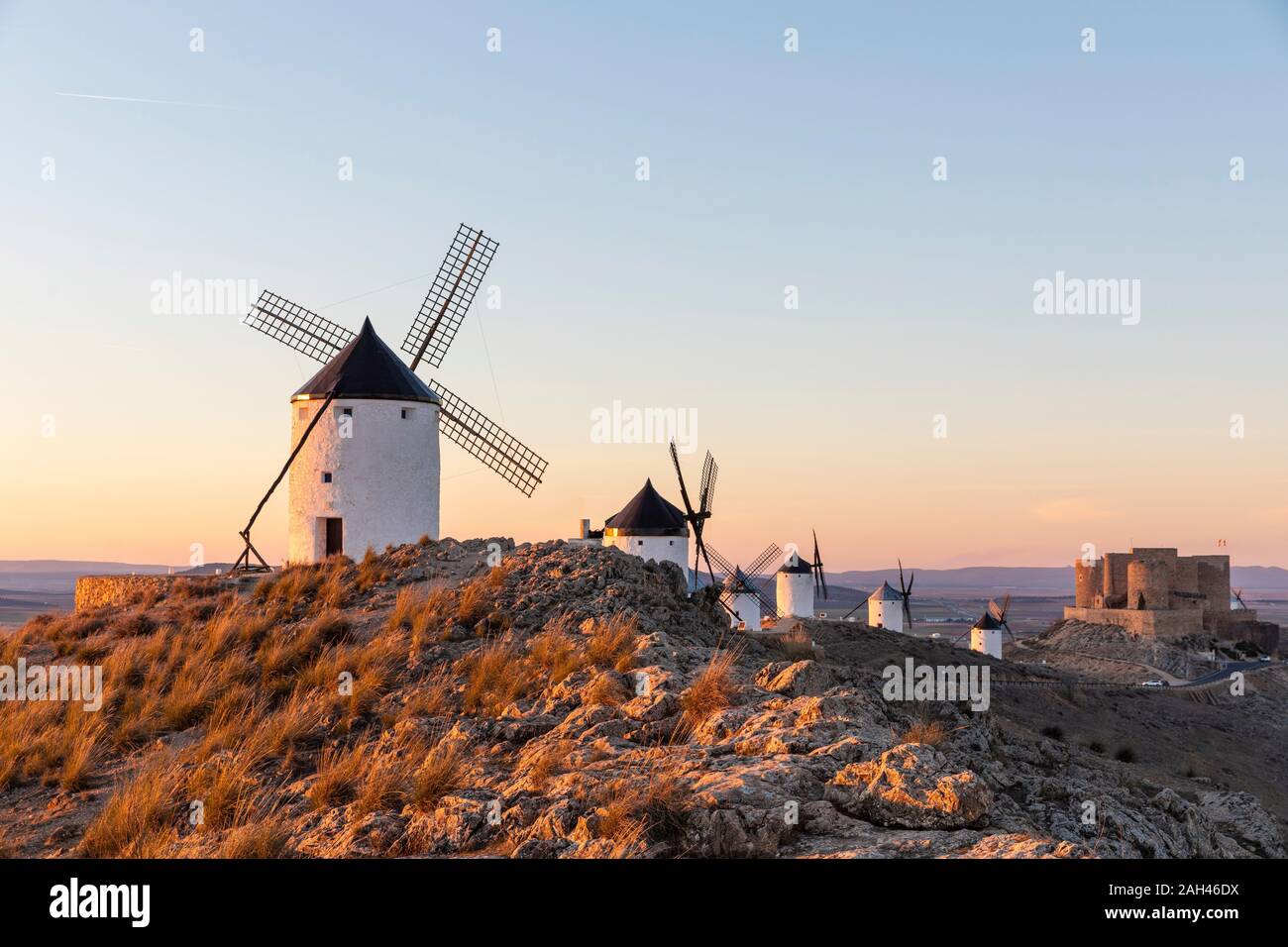 Spagna, provincia di Toledo, Consuegra, Fila di vecchi mulini a vento permanente sulla sommità del colle Foto Stock