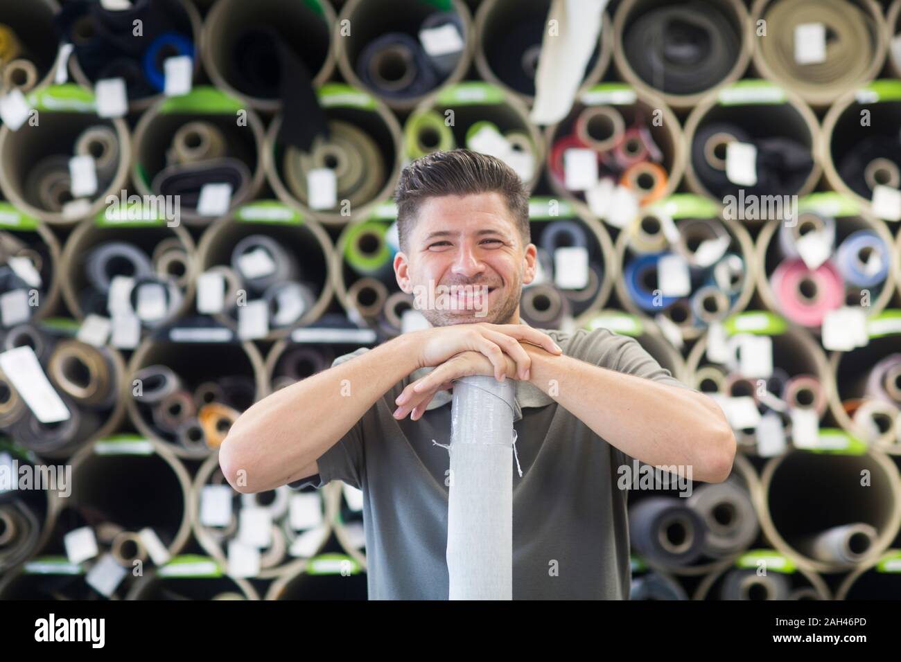 Giovane uomo che lavora in una officina di tappezzeria Foto Stock