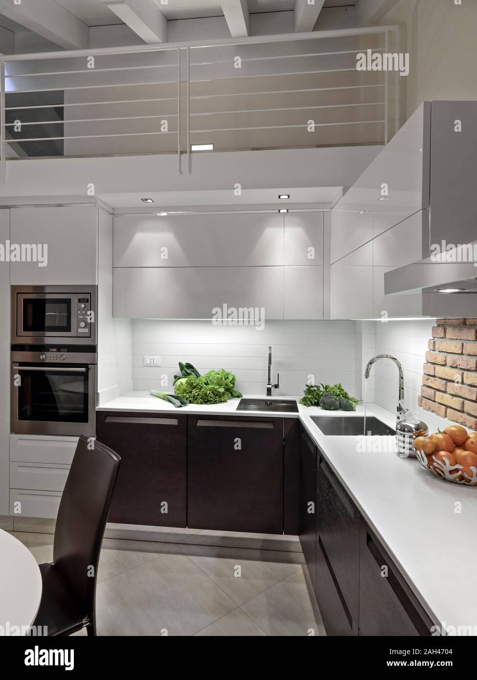 Interior shot di una cucina moderna con alcune verdure sul piano del pavimento è mage Foto Stock