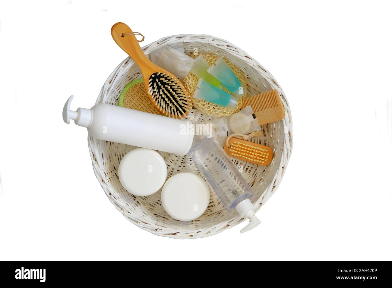 Prodotti cosmetici naturali prodotti. Prodotti cosmetici per il corpo e per la cura dei capelli e accessori in un cestello di bianco. Isolare su sfondo bianco. Foto Stock