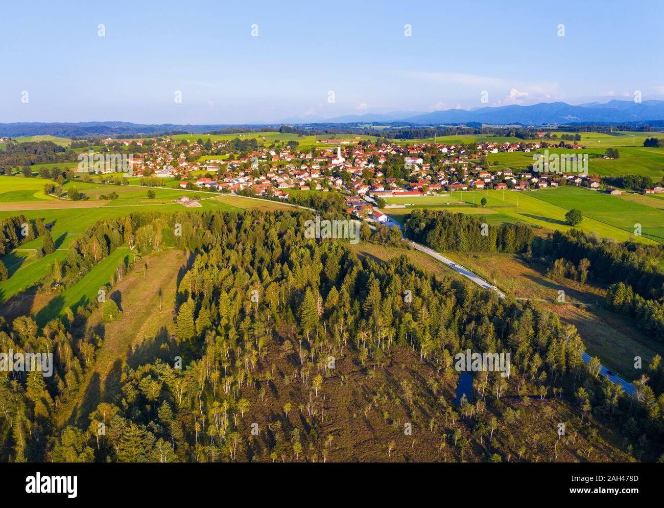 In Germania, in Baviera, Konigsdorf, vista aerea di Konigsdorfer Moor e campagna città Foto Stock