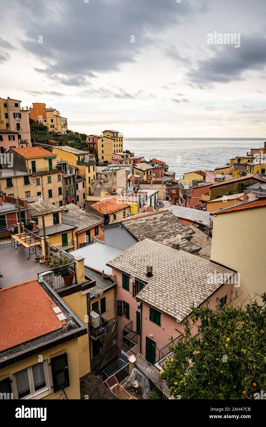 Townscape di Riomaggiore, Liguria, Italia Foto Stock