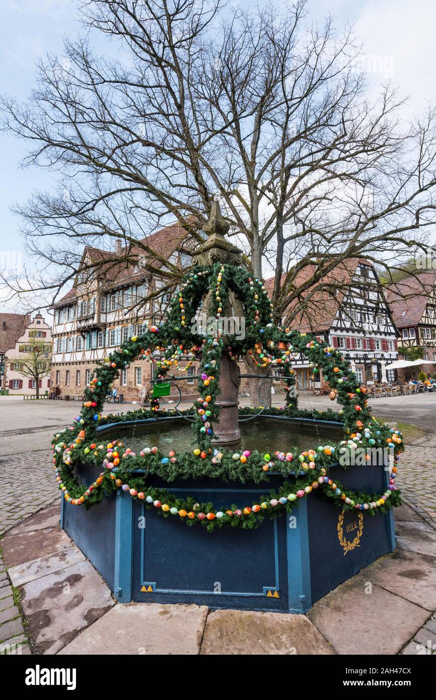 Germania, Baden-Württemberg, Maulbronn, decorata fontana del monastero di Maulbronn Foto Stock