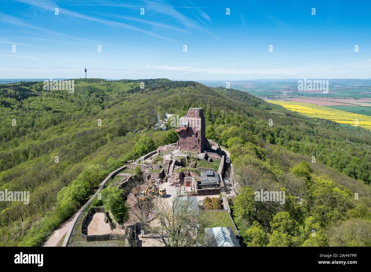 In Germania, in Turingia, vista aerea del monumento Kyffhaeuser circondato dal verde della foresta Foto Stock