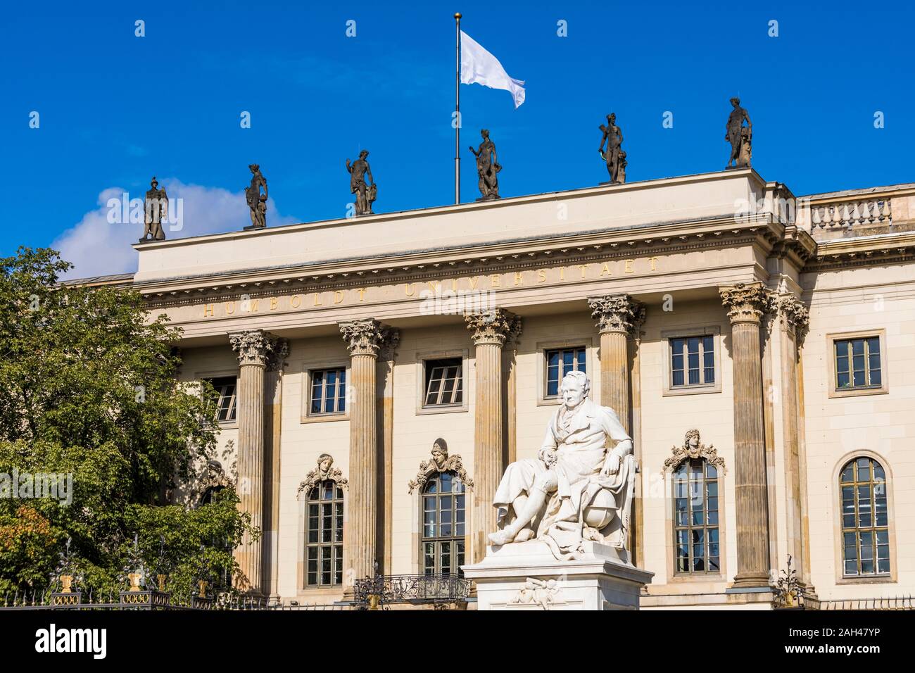 Germania, Berlino Mitte, Unter den Linden, Università Humboldt di Berlino e Alexander von Humboldt statua Foto Stock