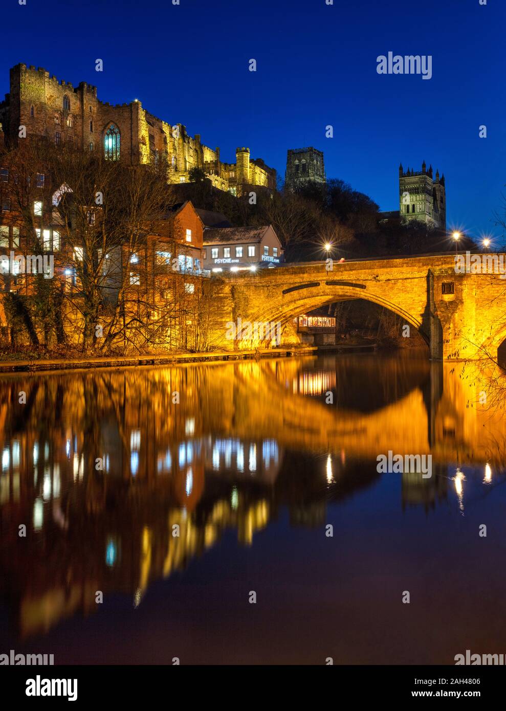 Vista del tramonto di Durham cattedrale e castello di Durham riflessa nel fiume usura, Durham City, nella contea di Durham, England, Regno Unito Foto Stock