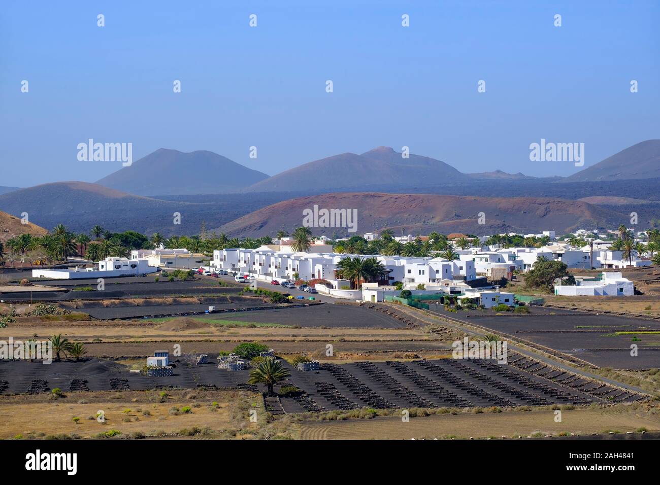 Spagna Isole Canarie Lanzarote La Geria regione, Yaiza, villaggio in orizzontale Foto Stock