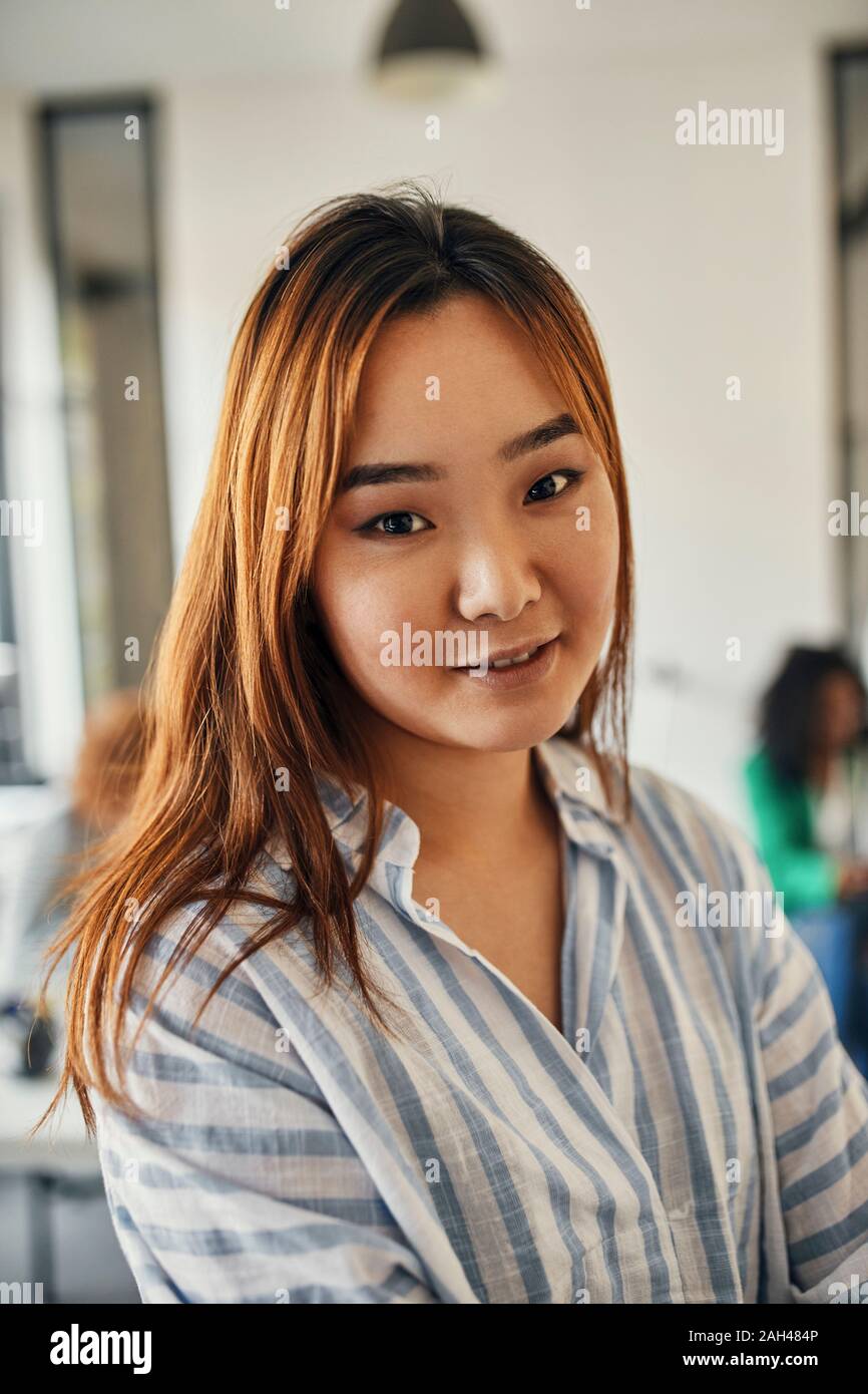 Ritratto di un fiducioso imprenditrice in office Foto Stock