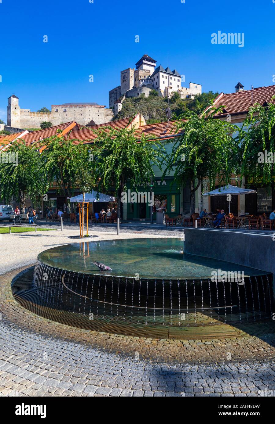 La Slovacchia, Trencin, Piazza Della Pace fontana con Castello di Trencin incombente in background Foto Stock