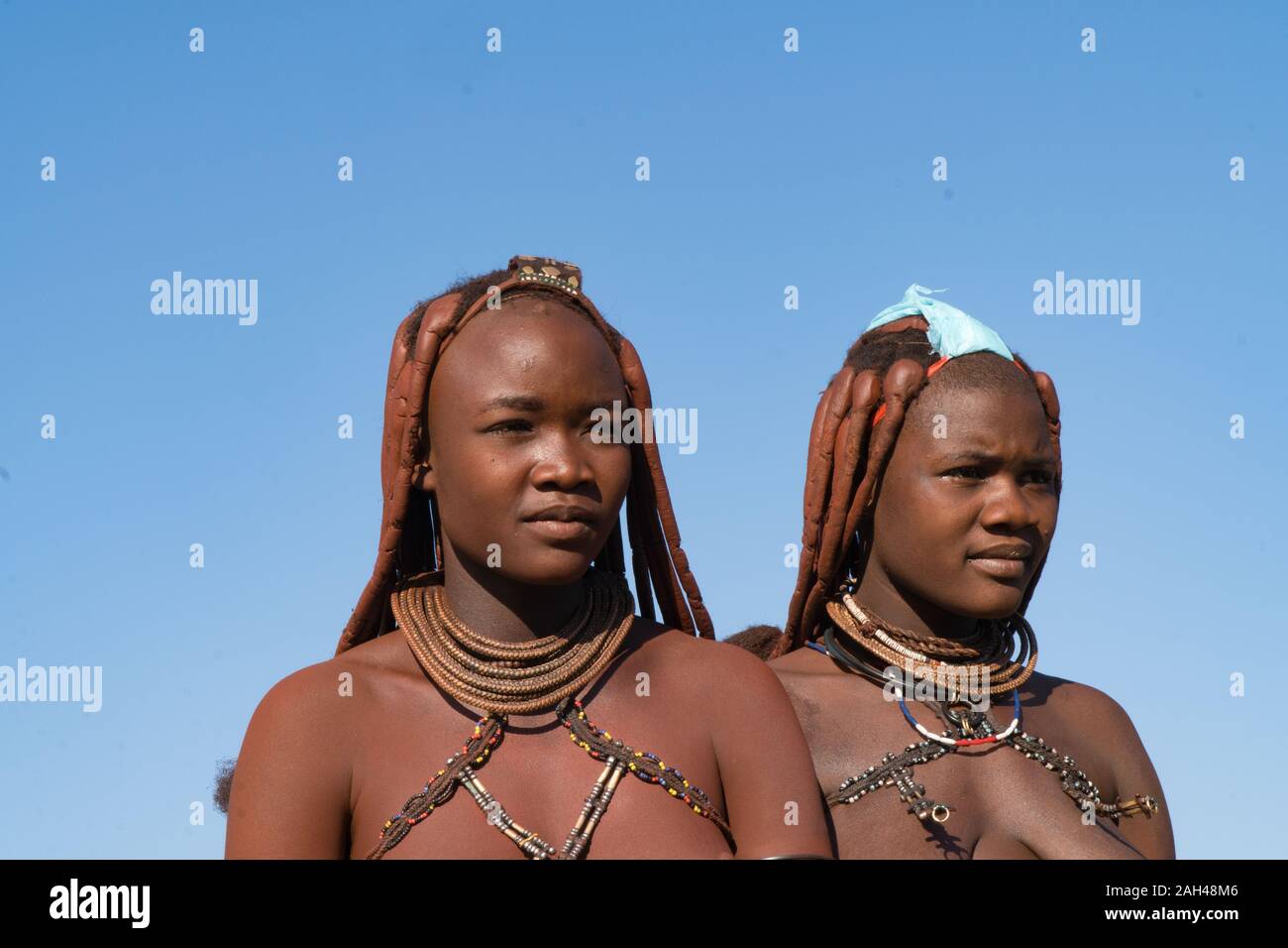 Popolo Himba, Namibia- 2 donna nel villaggio Foto Stock