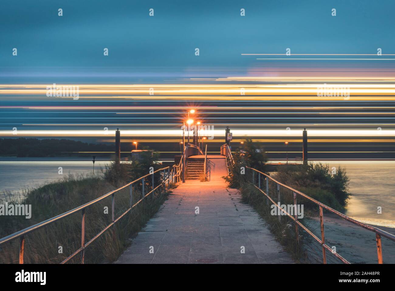 Germania, Amburgo, Rissen, offuscata la nave di crociera sul fiume Elba Foto Stock