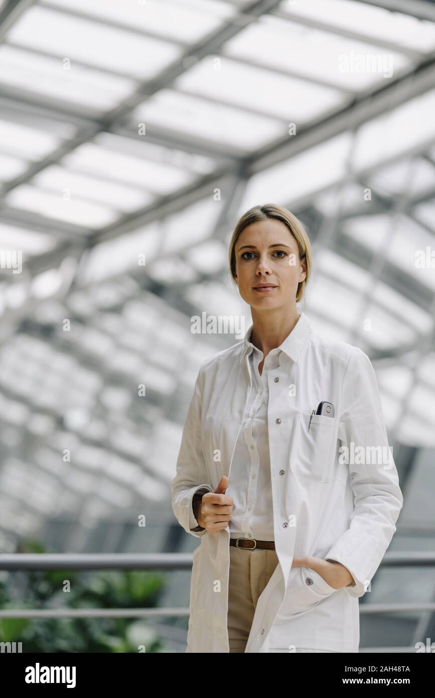 Ritratto di un fiducioso medico donna Foto Stock