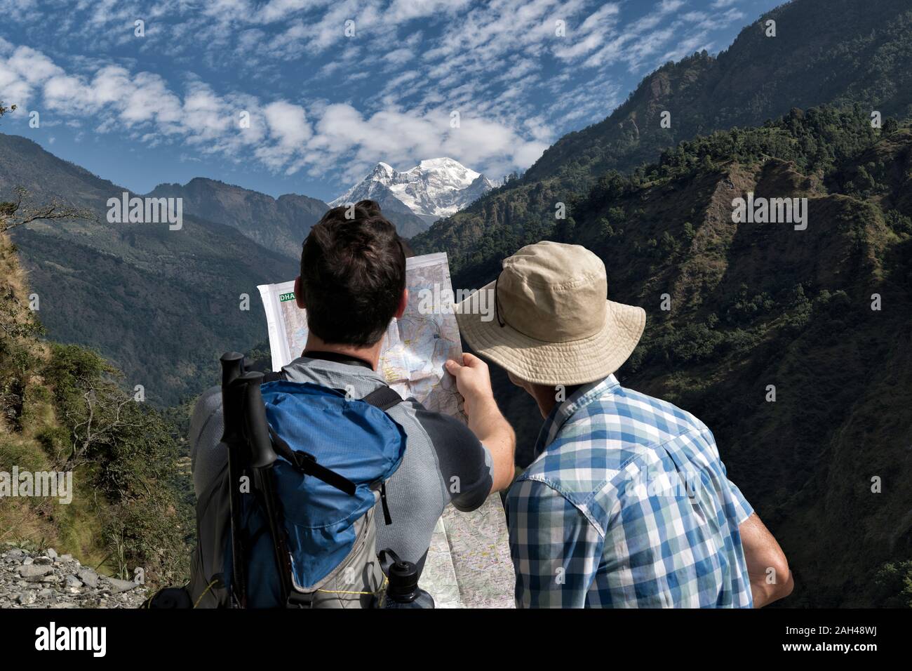 Due escursionisti mappa di lettura a muri, Circuito Dhaulagiri Trek, Himalaya, Nepal Foto Stock