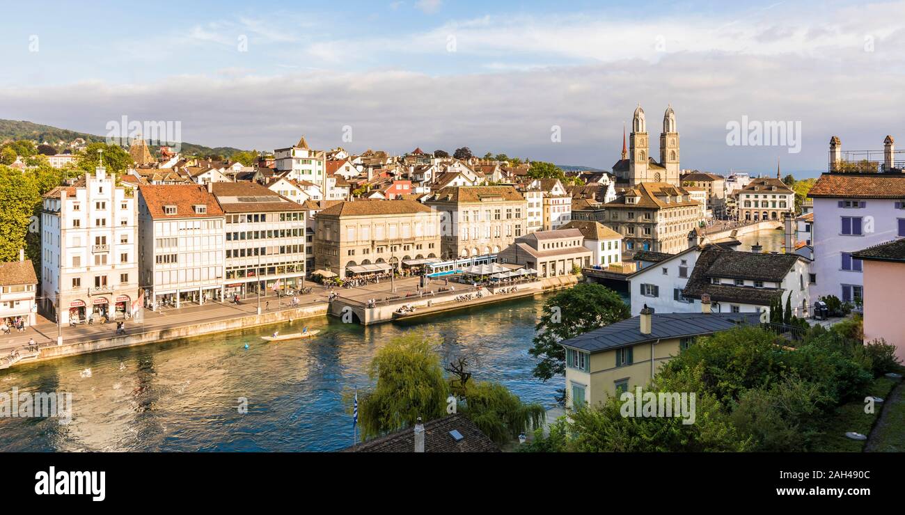 La Svizzera, nel Cantone di Zurigo, Zurigo, fiume Limmat e la città vecchia di edifici lungo il Limmatquai street Foto Stock