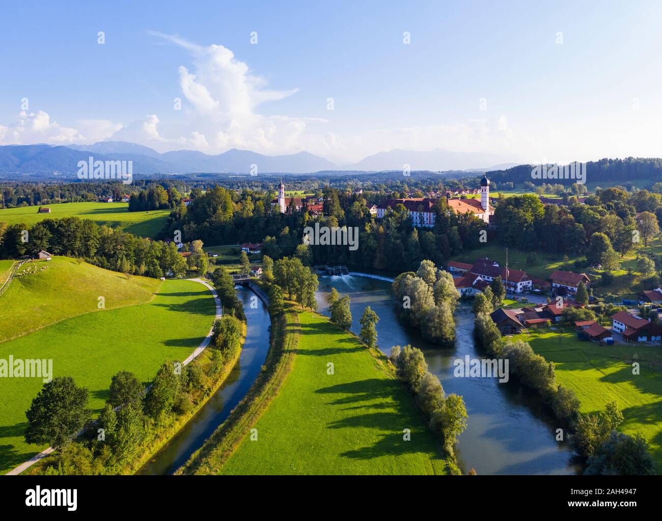 In Germania, in Baviera, Eurasburg, vista aerea del fiume Loisach e campagna città Foto Stock
