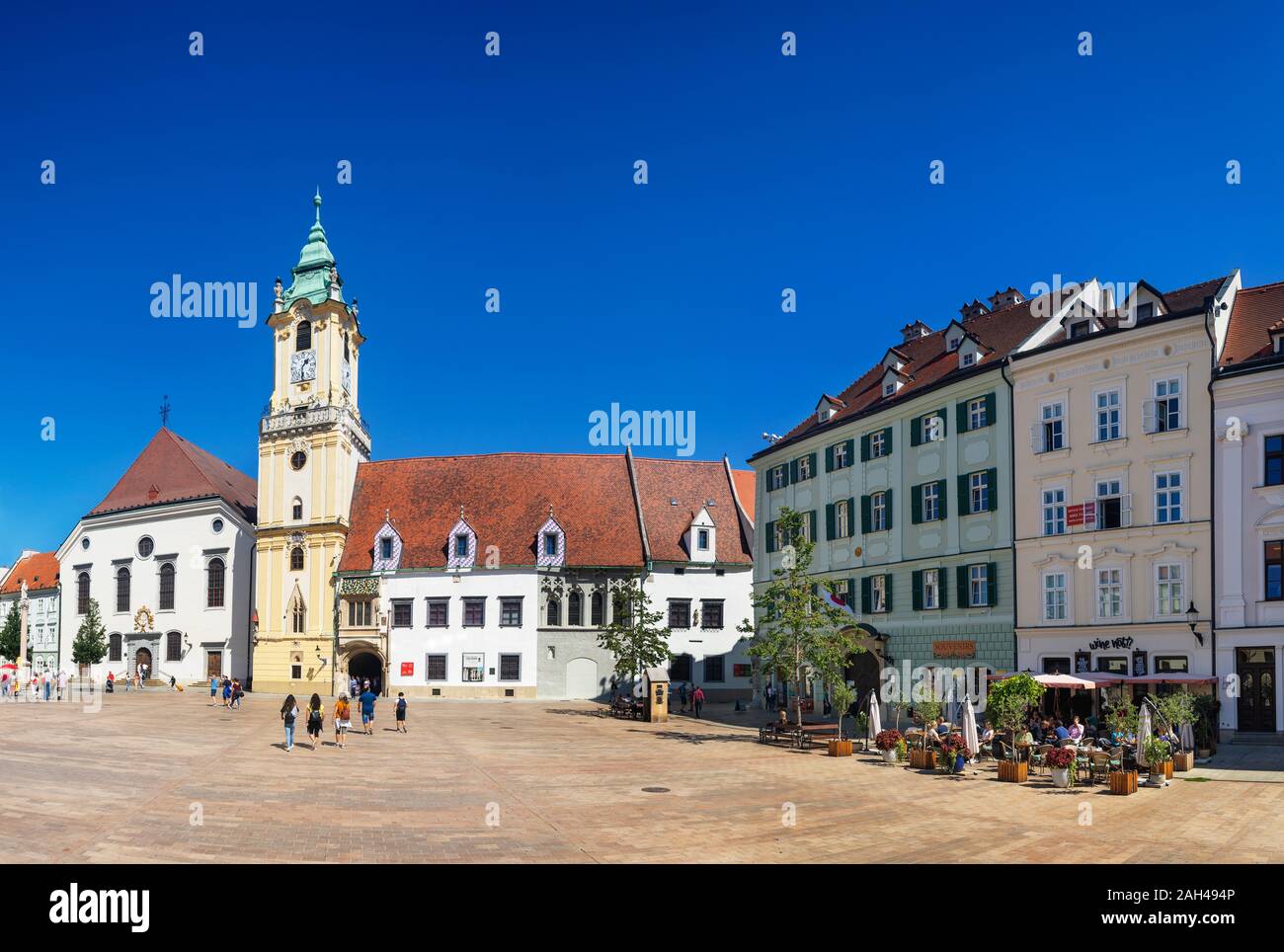 La Slovacchia, Bratislava, la piazza principale con il vecchio municipio e ristoranti Foto Stock