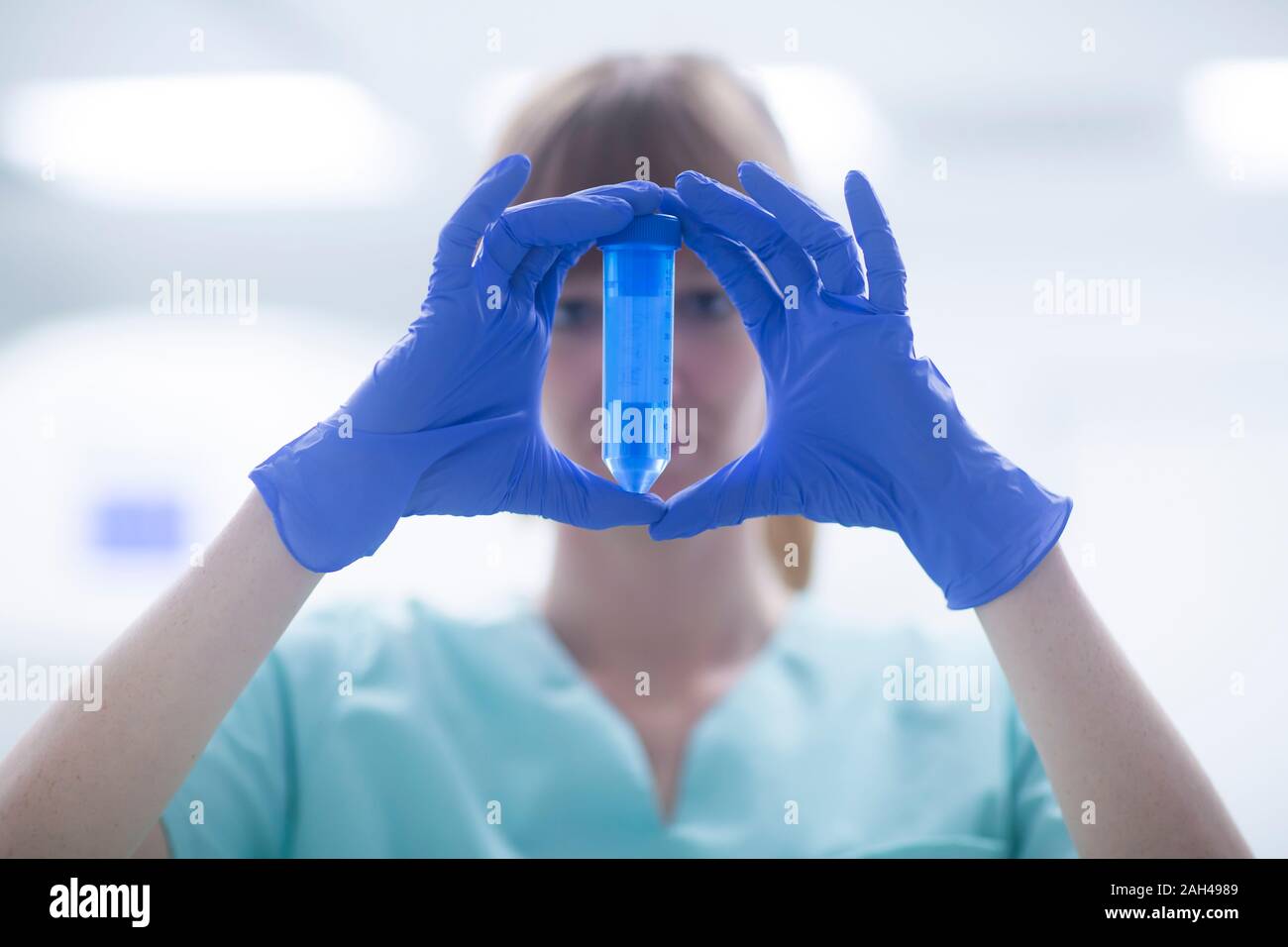Radiologo femmina blu tenuta tubo di prova Foto Stock