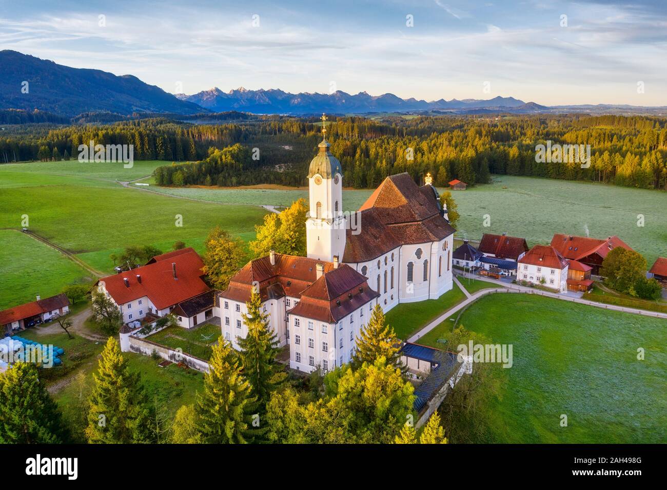In Germania, in Baviera, Baviera, Pfaffenwinkel, Wies, veduta aerea della chiesa del pellegrinaggio di Wies al flagellato Salvatore Foto Stock
