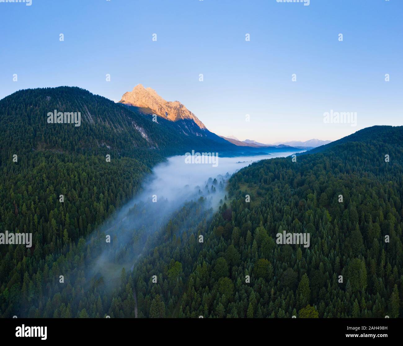 In Germania, in Baviera, Mittenwald, vista aerea del lago Ferchensee avvolta nella nebbia mattutina Foto Stock
