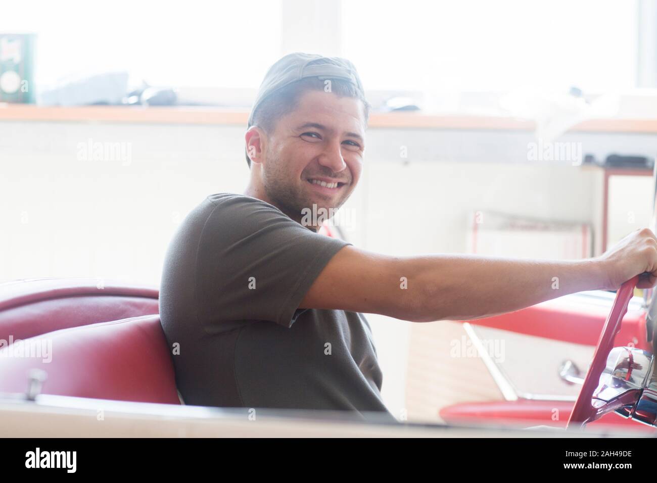 Giovane uomo che lavora in una officina di tappezzeria Foto Stock