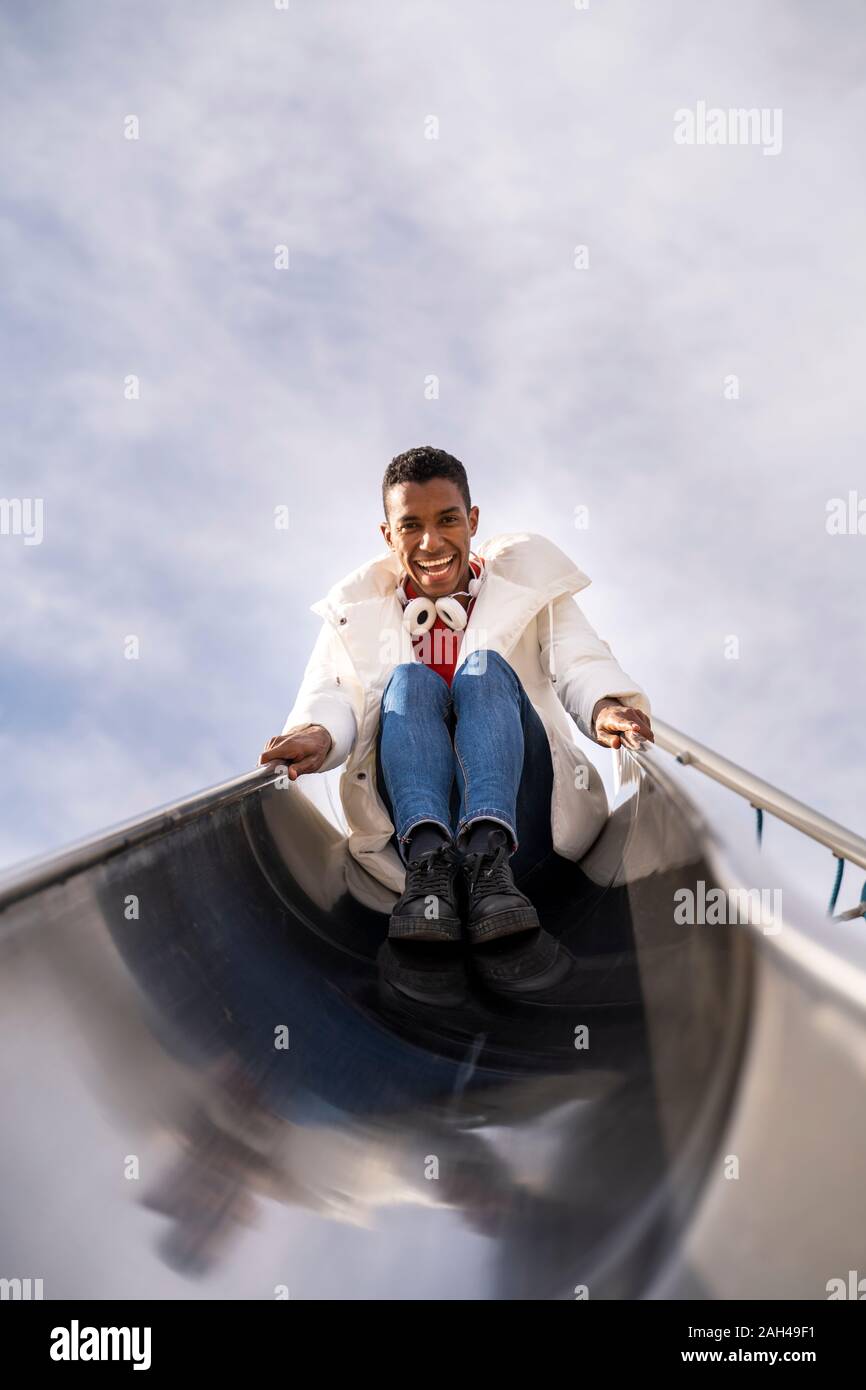 Ritratto di felice giovane uomo su una diapositiva Foto Stock