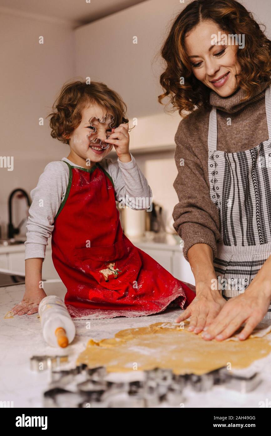 Madre e figlia la preparazione di biscotti di Natale in cucina Foto Stock