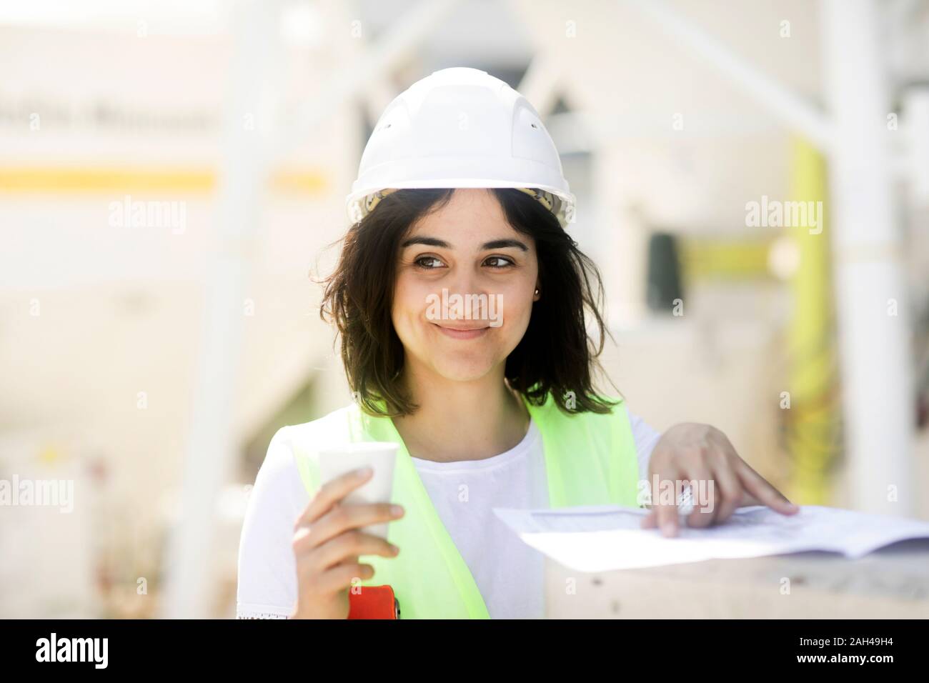 Femmina ingegnere di costruzione durante il lavoro Foto Stock
