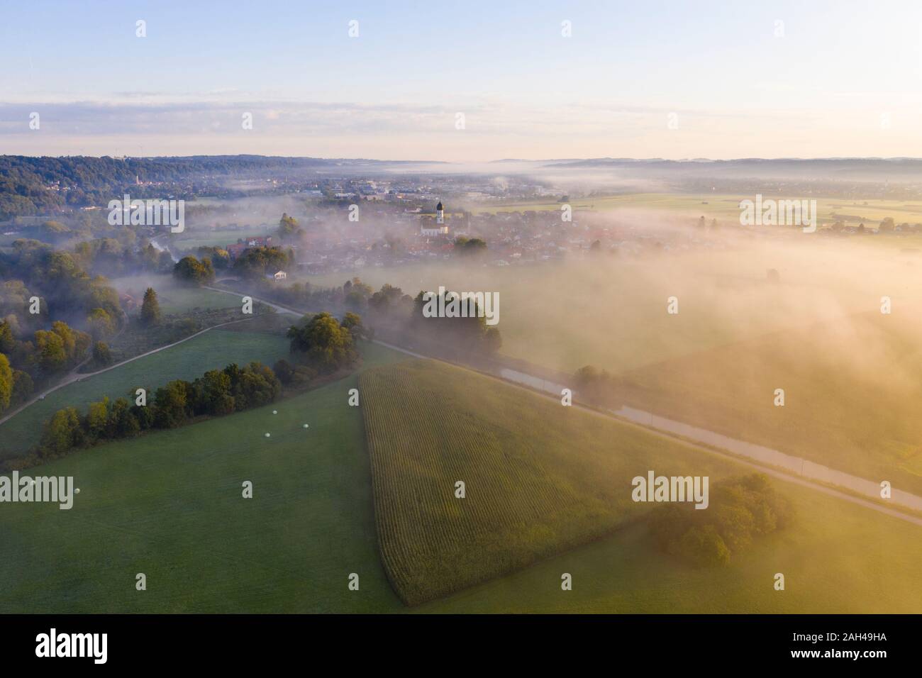 In Germania, in Baviera, Geretsried, vista aerea di campagna i campi e il fiume Loisach canal è avvolta nella nebbia mattutina Foto Stock