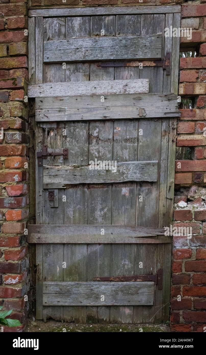 Vecchia porta di legno in una parete in Canterbury Kent, Regno Unito. Foto Stock