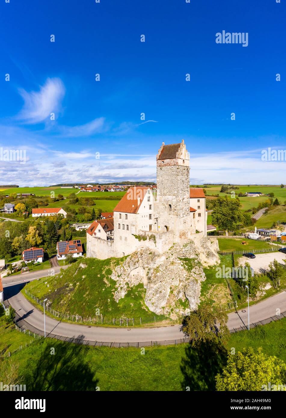 Germania, Baden-Württemberg, Dischingen, Country Road di fronte Katzenstein Castle Foto Stock