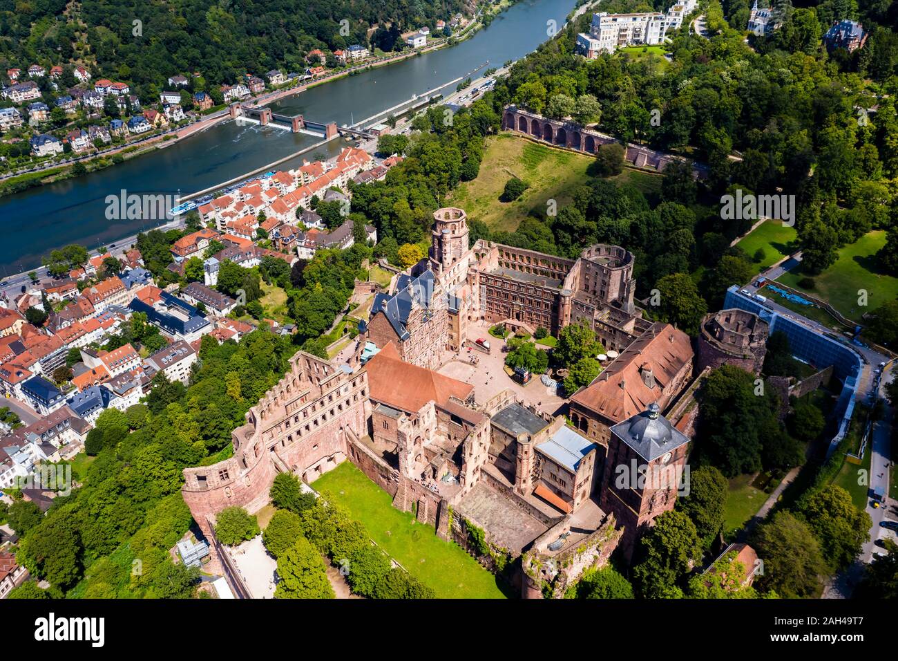 Germania, Baden-Württemberg, vista aerea di Heidelberg con il castello e il fiume Neckar Foto Stock