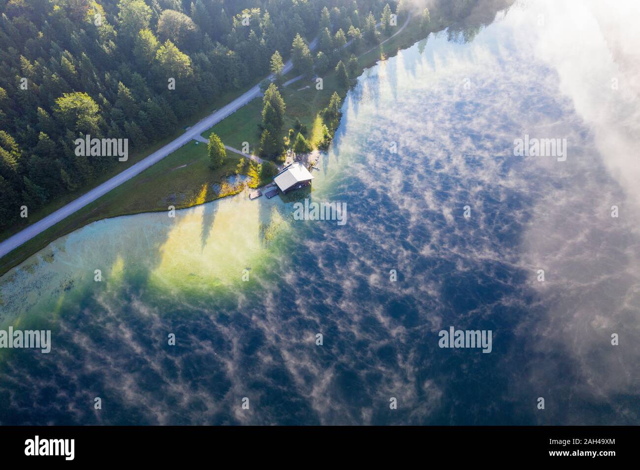 In Germania, in Baviera, Mittenwald, vista aerea del rifugio appartato in piedi sulla riva del lago Ferchensee Foto Stock