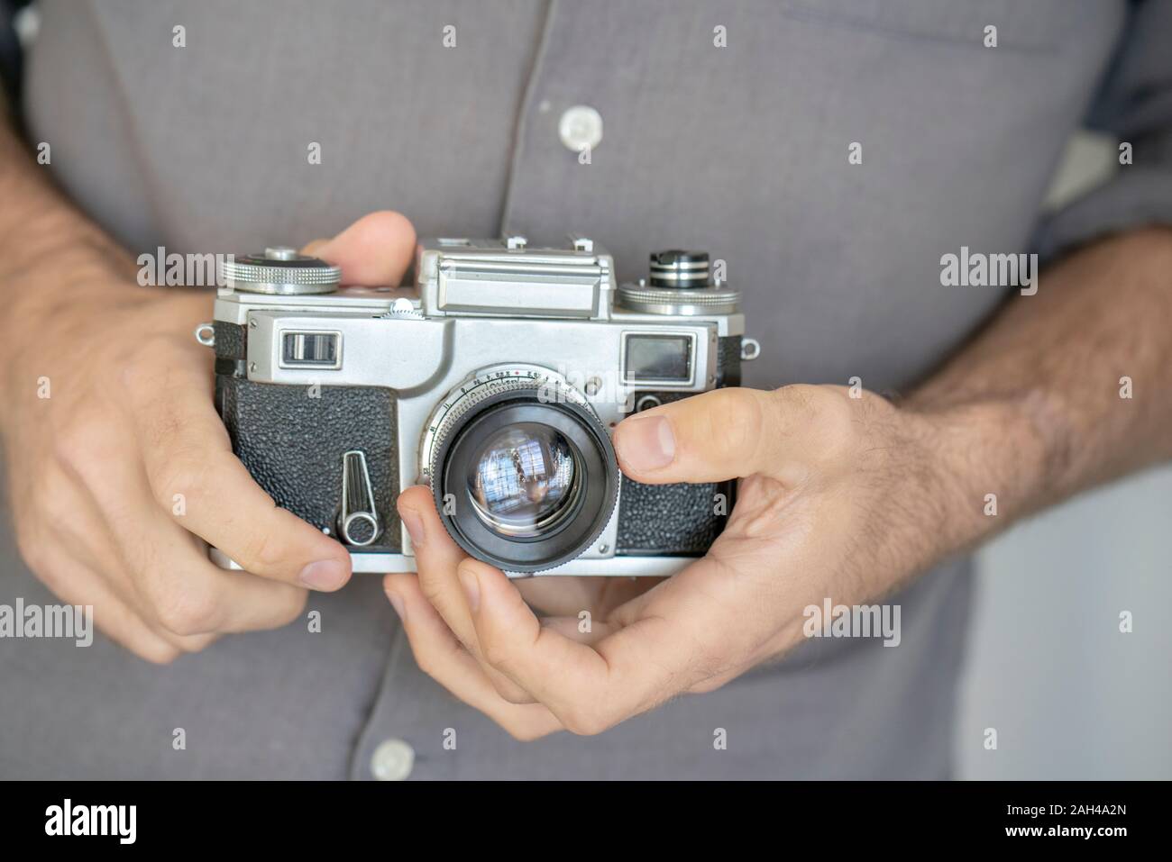Close-up di uomo con un vecchio stile fotocamera Foto Stock